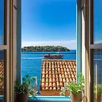 Natascha's Beachfront Apartment *