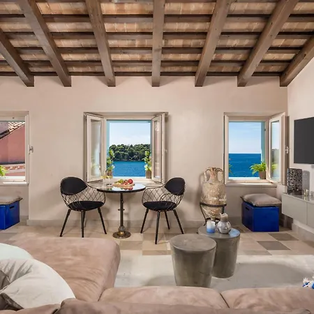 Natascha's Beachfront *