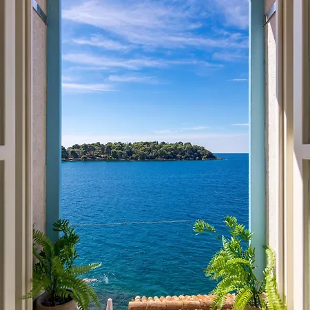 Natascha's Beachfront Apartment *