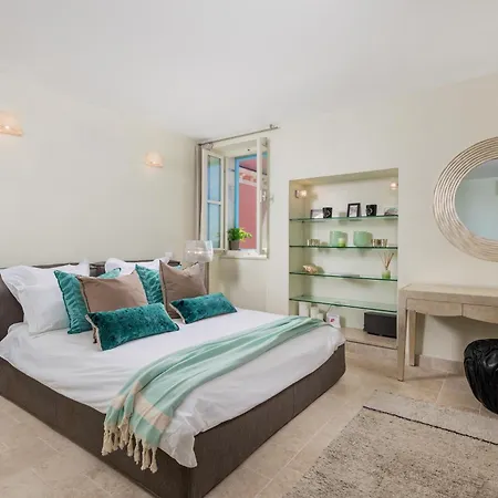 Natascha's Beachfront Apartment *