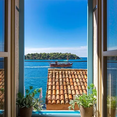 Natascha's Beachfront Apartamento *
